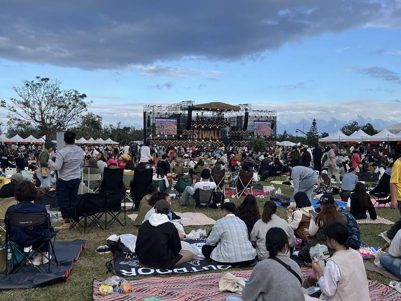 2025 Taiwan PASIWALI Festival 原住民族國際音樂節13日在台東市森林公園登場，吸引大批民眾湧入參與，舞台前滿是人潮