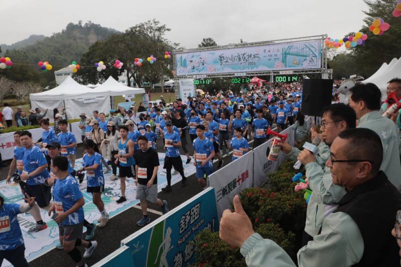 第42屆曾文水庫馬拉松今天清晨由台南市長黃偉哲（右2）等人鳴笛起跑，跑友在群山與湖光美景中陸續出發。（台南市政府提供）