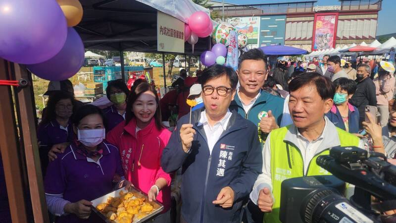 2025大寮紅豆花田季13日在高雄捷運大寮捷運站前廣場熱鬧展開，市長陳其邁（前右2）上午出席揭幕，並走訪在地攤位品嚐美食