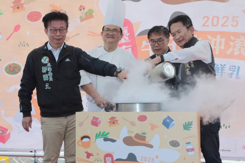 台南市長黃偉哲（右2）與民進黨立法委員林俊憲（右1）、郭國文（左1）14日出席在善化啤酒廠舉辦的國產牛肉暨鮮乳行銷活動。（台南市政府提供）
