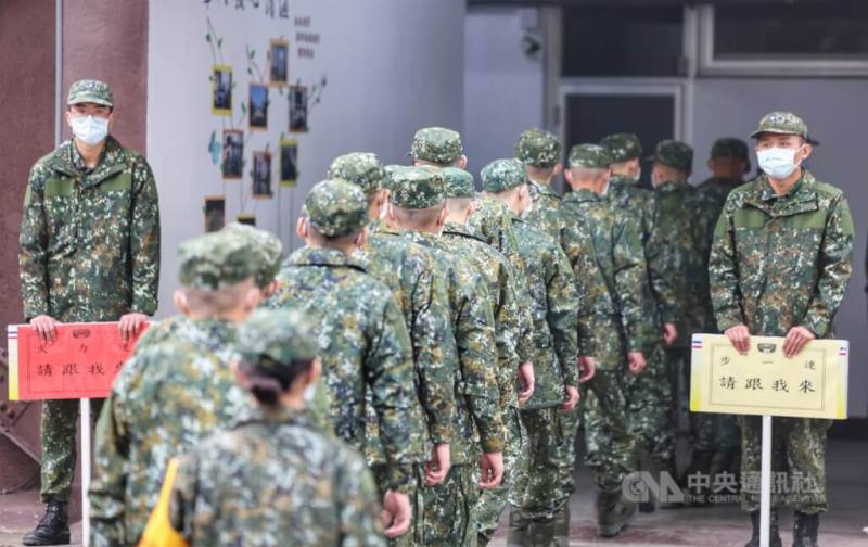 圖為入伍訓練役男排隊步入營房。（中央社檔案照片）