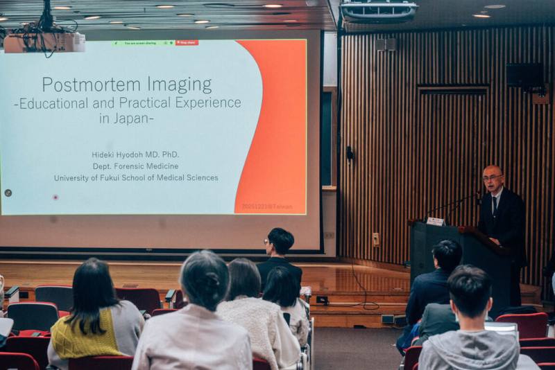 福井大學教授兵頭秀樹（圖）於會議中分享日本在死後影像教育訓練及建立國際準則的成果，並強調如何將死後影像檢查導入醫院流程的成功經驗。 （台灣大學提供）