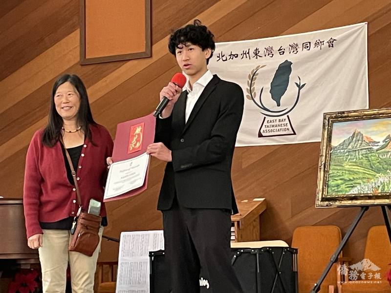 活動中並頒發獎學金，表揚學業優良且積極投入社區服務之第三代青年學子