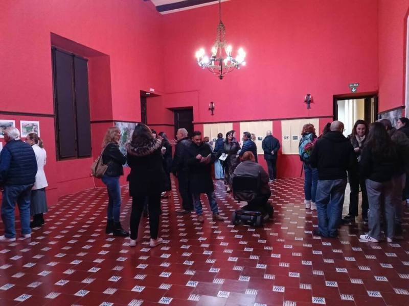 台灣當代藝術家謝其昌受邀參與西班牙瓦倫西亞地區甘迪亞市第7屆「一書一展」文化公益計畫，以一本文學作品結合一檔藝術展覽，展出「內在風景」系列畫作，開幕式獲得熱烈迴響。圖為展覽現場。（謝其昌提供）