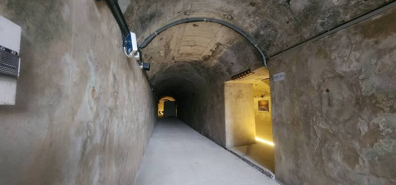 澎湖馬公東衛坑道全長120公尺，是日治末期築造的防空壕坑道，屬半地下化的拱型坑道結構，縣府進行坑道體驗營造修護，打造觀光旅遊新亮點