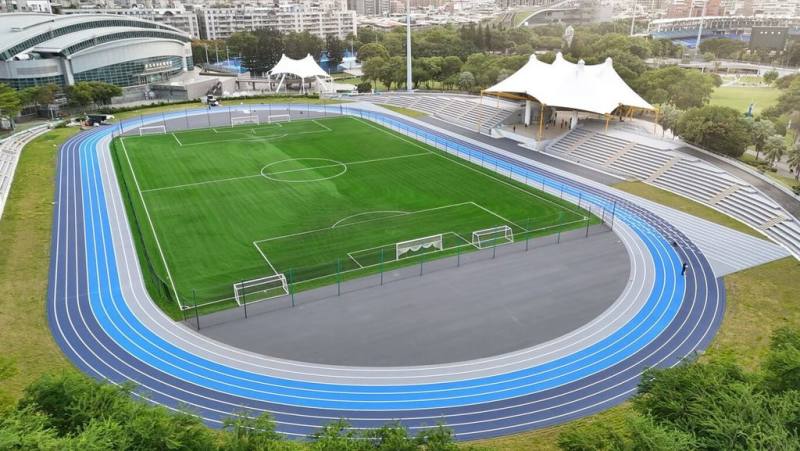 新北市新莊體育園區田徑場跑道整修翻新，3色分道跑道可助跑者依自身速度分流，視覺延展效果也使場地更明亮寬敞。（新北市體育局提供）