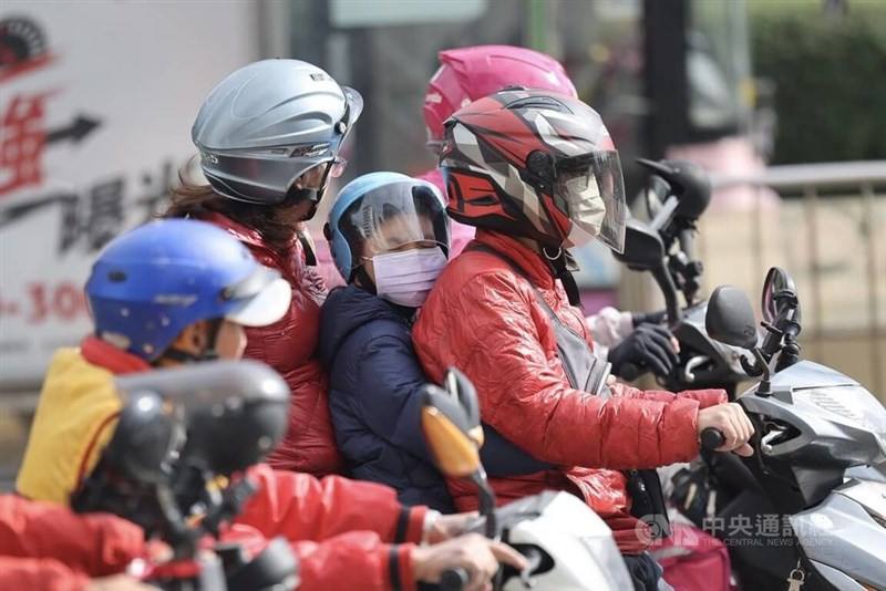 Motorcyclists in Taipei Sunday. CNA photo Dec. 14, 2025