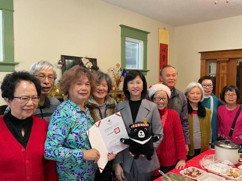 駐溫哥華辦事處僑務組組長郭淑貞代表僑委會頒發卡城臺灣同鄉會國慶感謝狀
