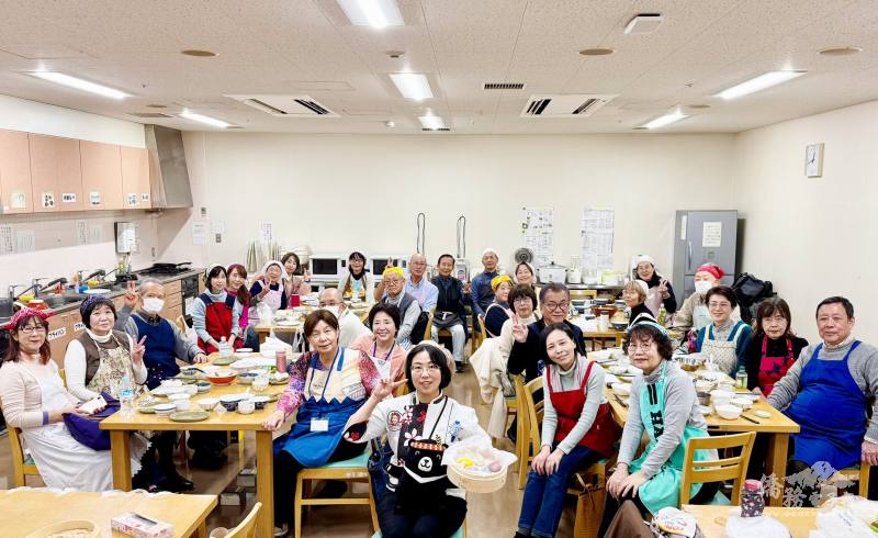 12月12日「從飲食體驗多元臺灣」料理課，學員們體驗客家及臺灣飲食文化