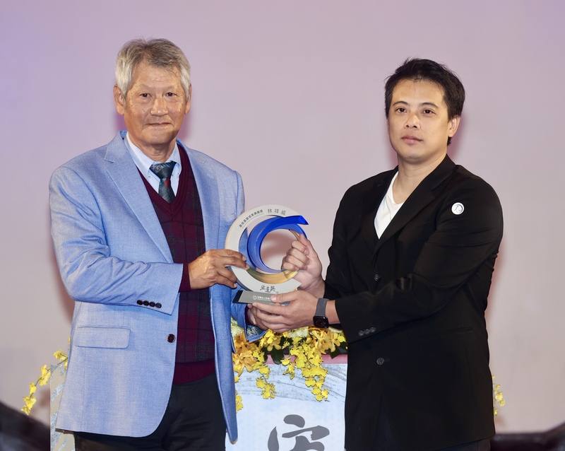 114年宏道獎頒獎典禮13日在台北舉行，最佳基層培育典範獎頒給體操教練林祥威（右），表彰他長期投入基層教育與體操運動推廣，克服資源限制，建立系統化培育選手