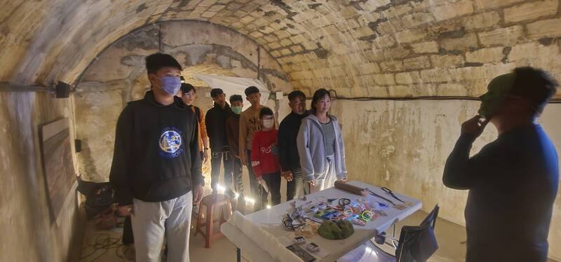 澎湖馬公東衛坑道推出密室逃脫活動，14日吸引大小朋友摸黑闖關，坑道內轉角處處有驚喜，精彩刺激