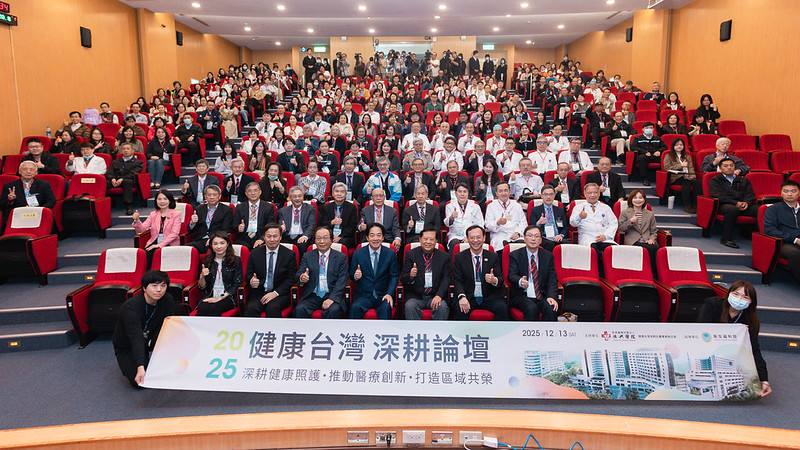 總統與出席貴賓合影