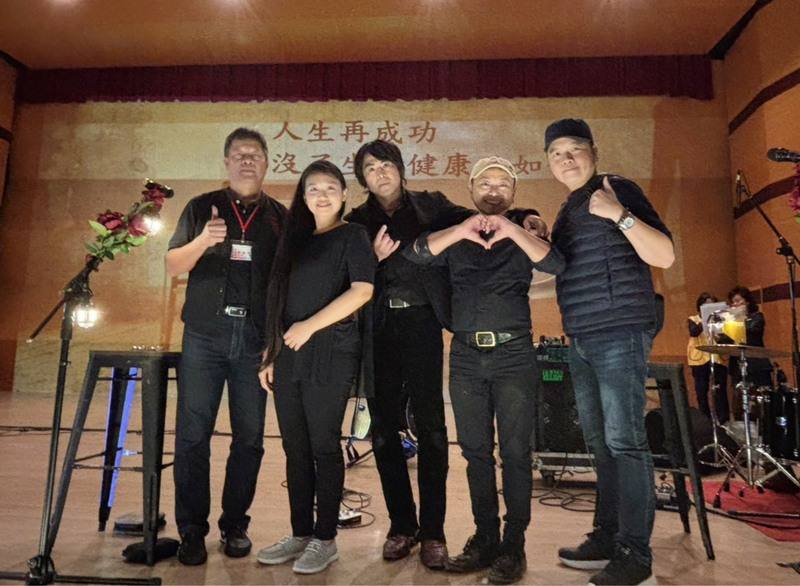 國際獅子會300B6區13日在新竹高中舉辦音樂會關懷癌童，特邀台南市立醫院急診部主任蘇世揚（右3）率「玫瑰墓樂團」演出，盼透過以病患生命故事創作的音樂鼓勵眾人