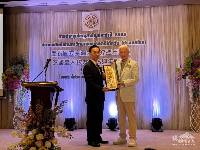 藍夏禮致贈禮品予創會會長許景琪