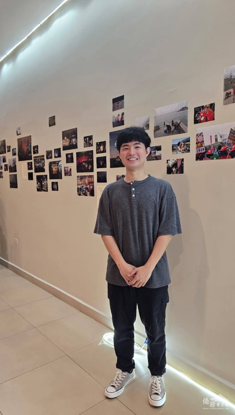 黃品維與其《對蹠點：臺灣》攝影作品合影