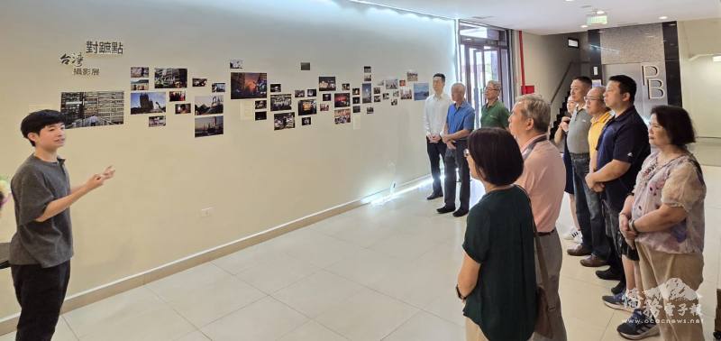 攝影師黃品維於攝影展現場說明創作理念