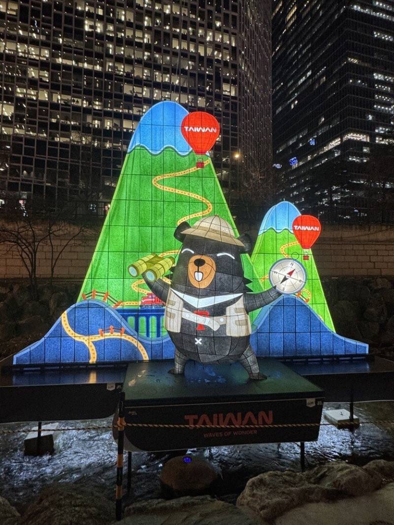 觀光署駐首爾辦事處參與2025首爾燈節，燈座設計主題由吉祥物「喔熊」帶領民眾探訪台灣山林。（觀光署駐首爾辦事處提供）