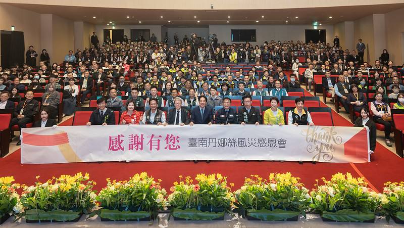 總統與出席人員合影