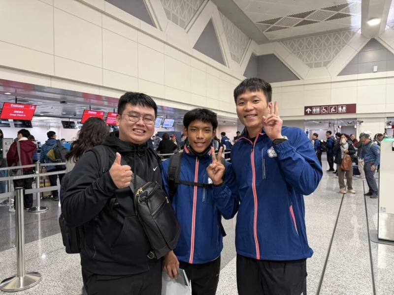 2025年亞洲帕拉青年運動會在杜拜舉辦，台東縣延平鄉布農族青年邱奇希於T35級別（腦性麻痺選手）跳遠項目勇奪銀牌，F35級標槍摘下銅牌。圖為出發當日，邱奇希（中）在機場接受運動部長李洋（右）、教練陳麒安（左）祝褔並合影留念。（陳麒安提供）