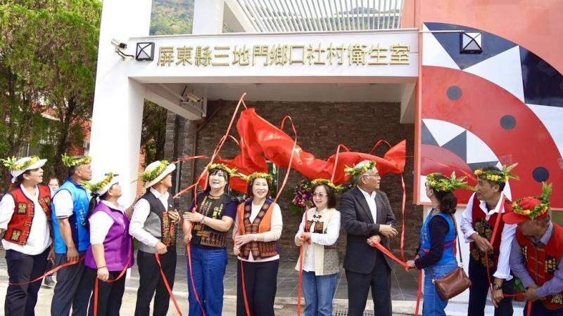 屏東縣政府向衛福部爭取經費進行三地門鄉口社村衛生室重建工程，15日正式啟用，屏東縣長周春米（右6）等人出席揭幕。（屏東縣政府提供）