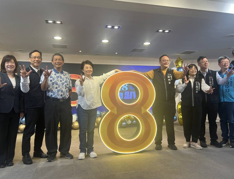 台中市政府15日舉辦「台中Hi8全城開趴」活動發布會，台中市長盧秀燕（左4）、副市長鄭照新（右4）與市府團隊等共同宣布，從跨年到元宵將推出8項指標型活動