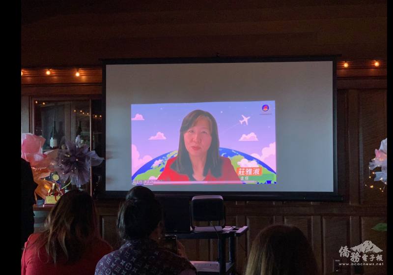 金山灣區文教中心主任莊雅淑透過影片向世華姊妹介紹僑委會2026年僑台商產業培訓研習班及參訪團