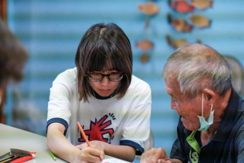 在台東青聚點「觀魚工作室」蹲點的張玫（左），看見池上富興村老柑仔店歇業，提出「愛在池上－吉瓜愛（Cikowa'ay）柑仔店再開張！」計畫，讓沉寂多時的老柑仔店重新成為村民情感交流的據點。（青年署提供）