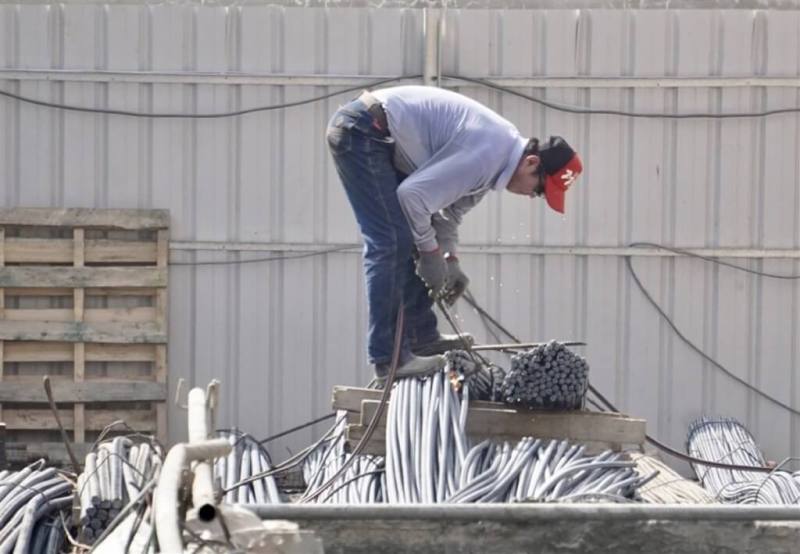 圖為高雄市鳳山區勞工工作情形。（中央社檔案照片）