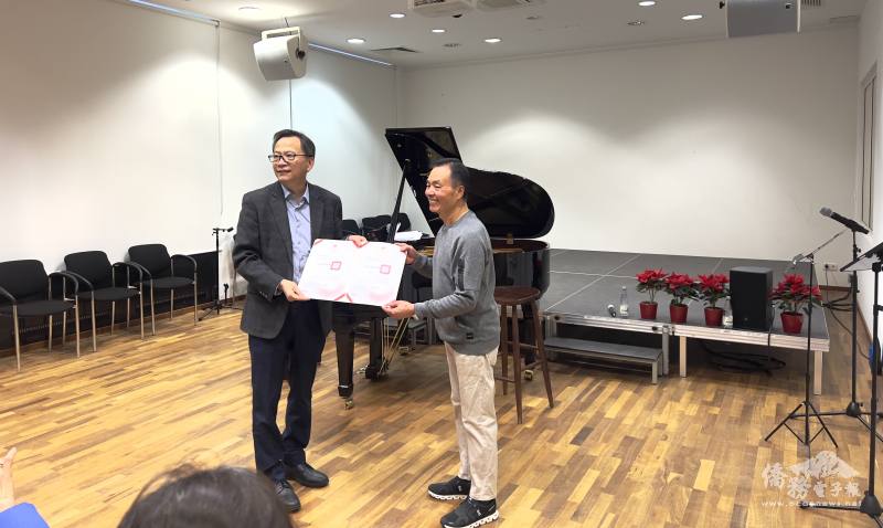 谷瑞生頒發僑委會感謝狀予柏林華裔相濟會會長陳清峰(右)