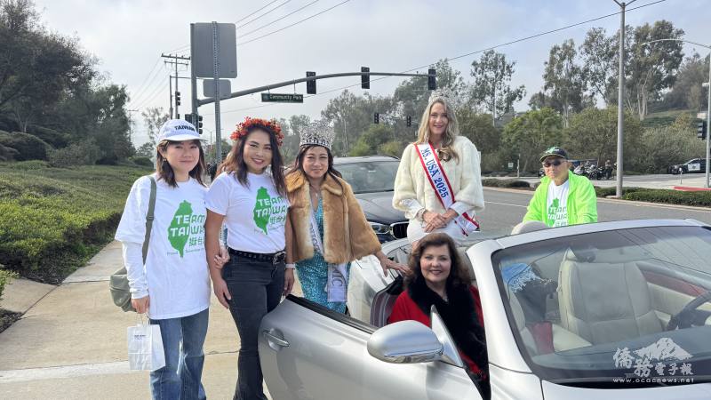 TEAM TAIWAN遊行隊伍的貴賓，左起為橙縣文教中心主任蕭蓓如、美國南加州TEAM TAIWAN協會會長張慧玲僑務促進委員、亞洲夫人曹開梅、Ms. America Pagent執行長Susan Irvine、2025美國小姐Kimberly Lattimore、國策顧問林榮松
