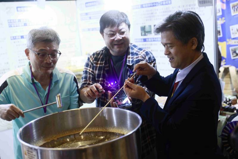 國教署彭富源署長參觀學科中心攤位展示並與教師們互動