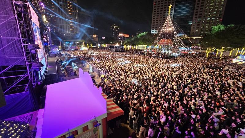 2025新北歡樂耶誕城「巨星耶誕演唱會」熱鬧迎來第2場，14日晚間歌迷不畏低溫齊聚市民廣場，在歌手接力嗨唱下，現場尖叫聲不斷