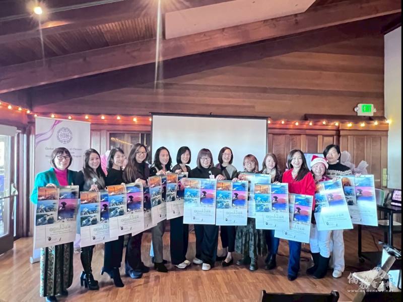 北加州世華理監事手持僑委會精美月曆合影