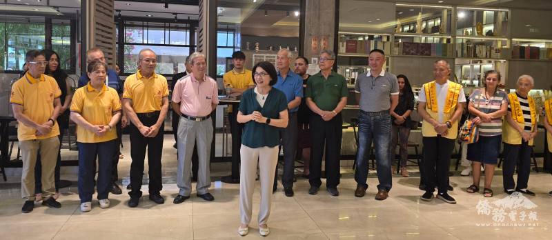 總領事陳慧芬親臨捐贈現場，向受贈家庭送上祝福