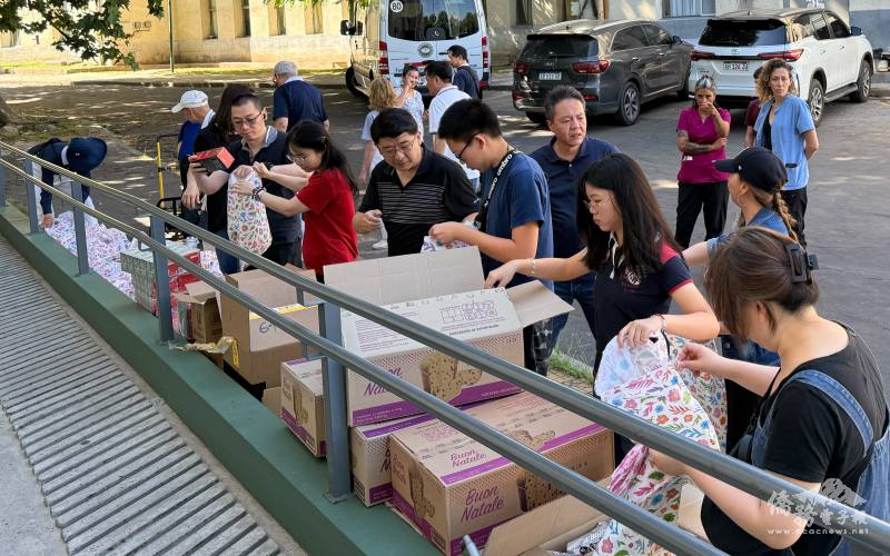 僑胞和志工分裝禮物