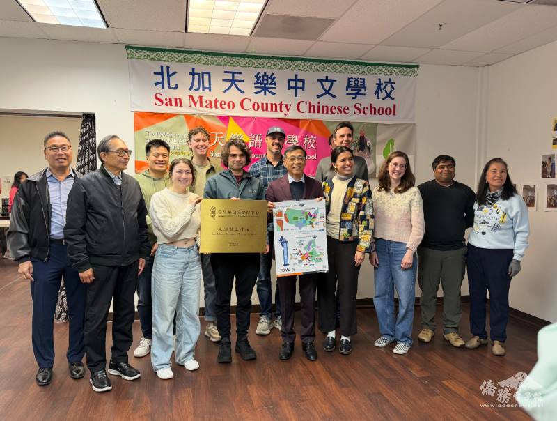 僑務委員李垣麟(中)鼓勵TCML學員