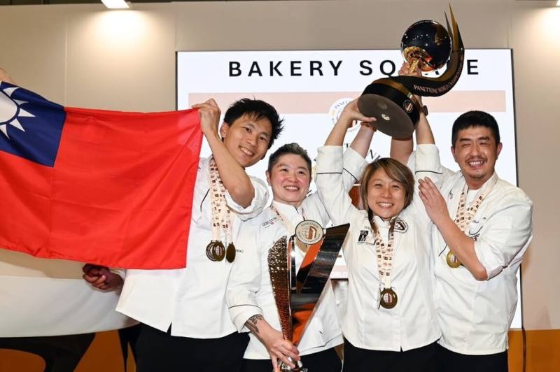 弘光科技大學食品科技系進修部校友蔡約群（左）日前與3名烘焙師組成台灣隊，4人透過固定交流練習心得，快速拉升團隊戰力，成功奪得「2025世界盃聖誕麵包大賽」總冠軍（蔡約群提供）
