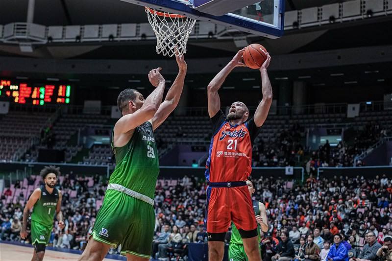 Taoyuan Pauian Pilots center Alec Brown (with ball) attacks the rim in front of Macau Black Bears center Samuel Deguara (front, left) in Taoyuan on Sunday. Photo courtesy of the East Asia Super League