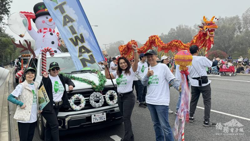 TEAM TAIWAN的雪人花車及舞龍隊整裝待發中