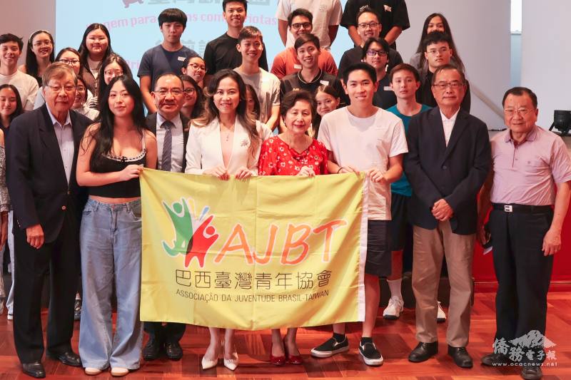 駐聖保羅辦事處處長朱怡靜（左4）、聖保羅文教中心主任尤正才（左3）、僑務委員洪呂麗月及廖仁煌（右4、右2），將團旗授予團員代表盧馨儒與臧鴻德（左2、右3）