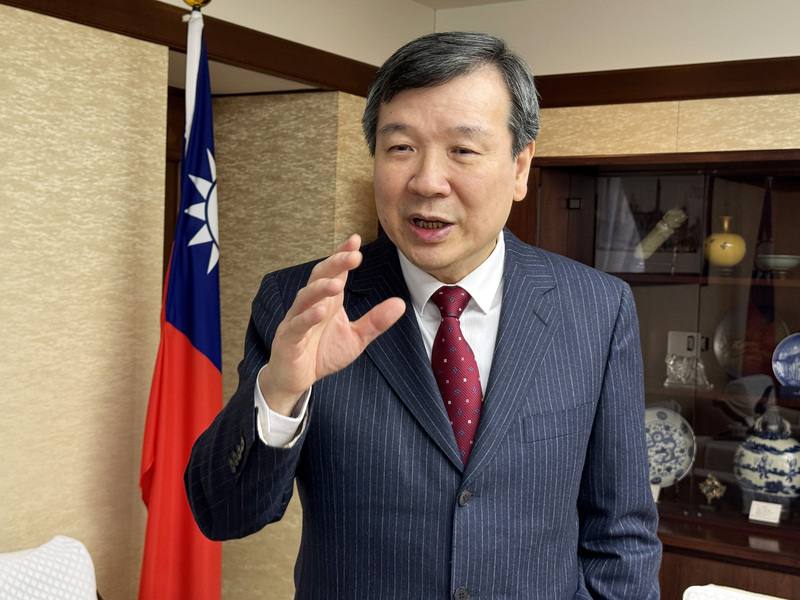 近期中國限制赴日旅遊、暫停日本水產品進口，意圖對日本形成經濟壓力。在此背景下，台日兩國長期建立的互助情誼更顯珍貴。駐日代表李逸洋接受中央社專訪指出，台日關係一向緊密可貴，雙方在災害與疫情中的互相支援，使兩國社會累積了深厚信任