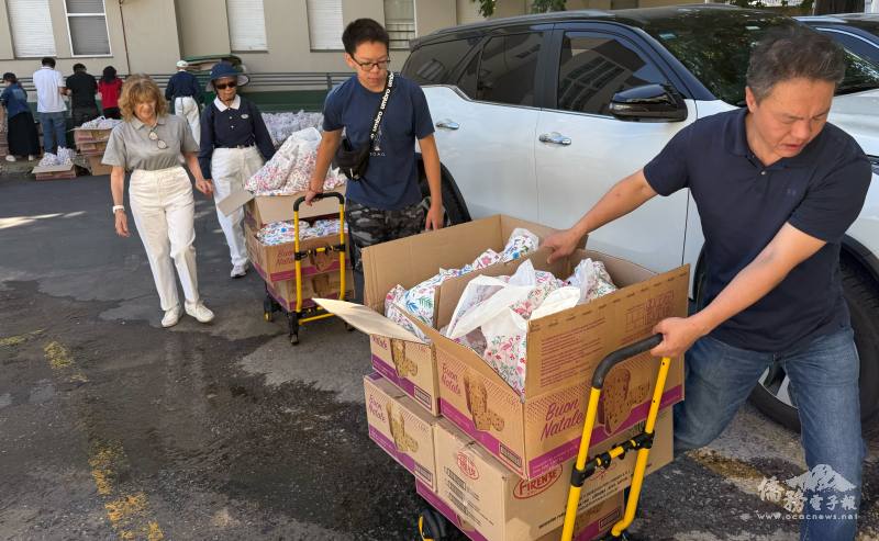 準備將禮品裝車送入養老院