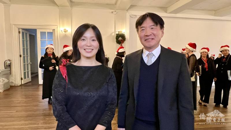 指揮顏毓芬歡迎波士頓文教中心主任高家富出席音樂會