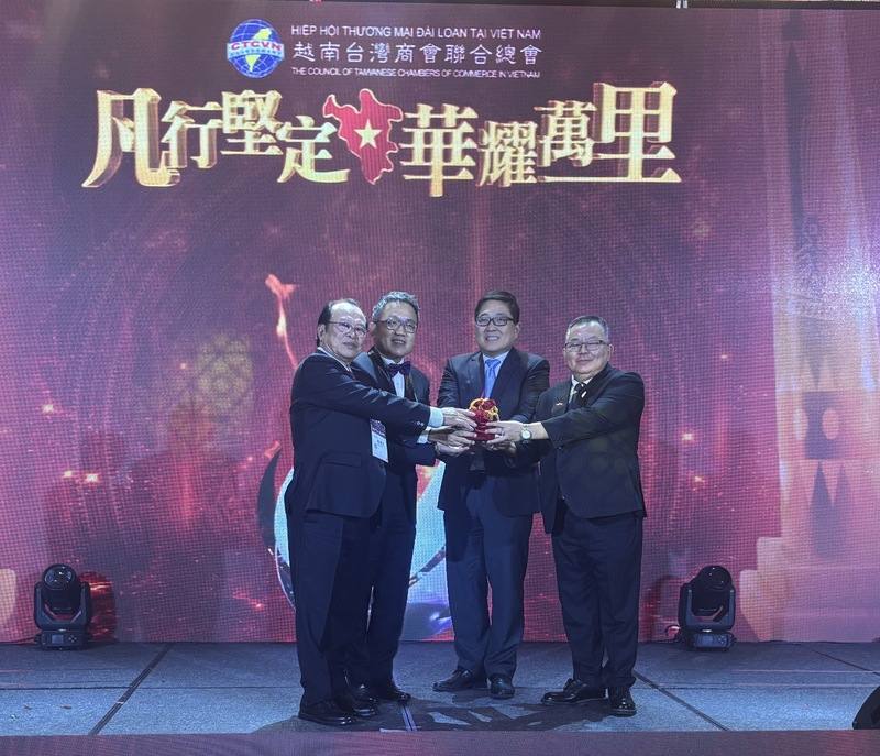 在駐越南代表劉世忠（左2）、亞總名譽總會長暨國策顧問林凱民（右2）見證下，候任總會長洪志華（右1）14日從現任總會長袁濟凡（左1）手中接下印信，並將於明年1月1日上任