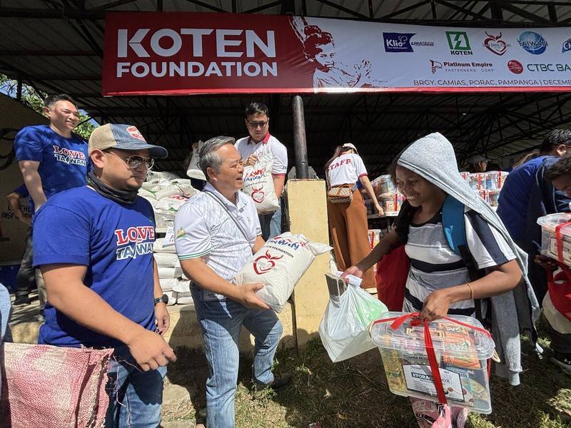 耶誕節將屆，旅菲台商企業KOTEN公司成立的慈善基金會，14日遠赴呂宋島中部山區賑濟原住民。圖為駐菲代表周民淦（前左2）協助分發白米