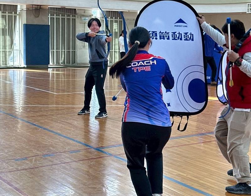 國立清華大學運動事業及政策中心14日舉辦「頑箭動動」教師培訓營，未來期盼種子教師進入校園教學，能以遊戲化射箭活動，引導學童培養專注力與耐心