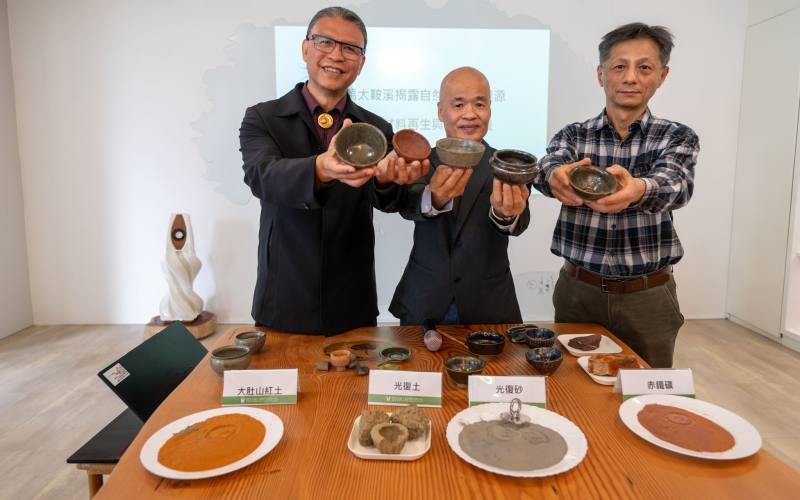 (左起)工藝中心主任陳殿禮、陶藝家陳金旺老師、工藝中心鶯歌分館沈俊良副研究員合影留念