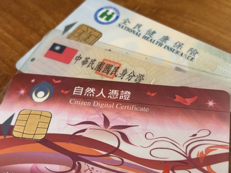 公投電子連署熱潮帶動自然人憑證（前）申請數暴增。內政部提醒，自然人憑證限本人使用，應謹記「憑證不外借，密碼不透露」，若出借給他人，帳戶可能成人頭帳戶，也要承擔個資外洩、財產損失，甚至法律責任。（中央社檔案照片）