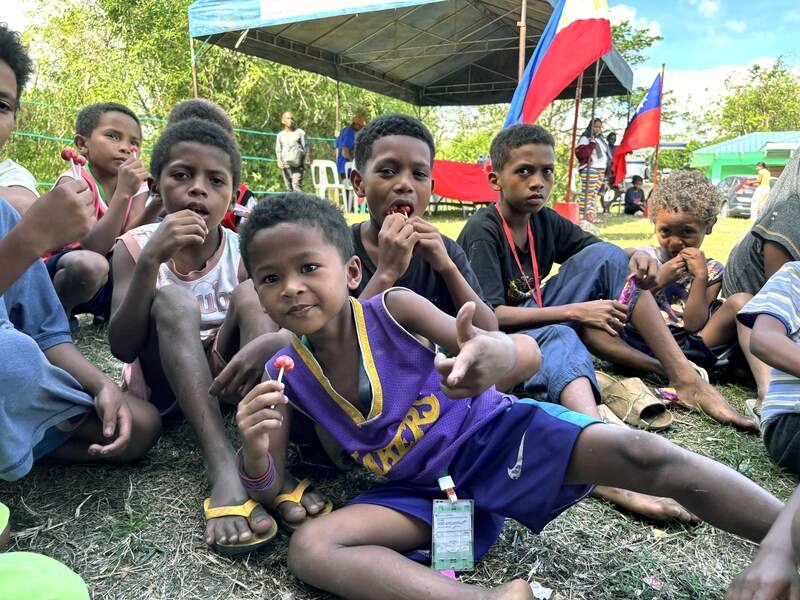 耶誕節將屆，旅菲台商企業KOTEN公司成立的慈善基金會，14日遠赴呂宋島中部山區賑濟原住民。圖為當地艾沓族兒童開心享用台商贈送的棒棒糖