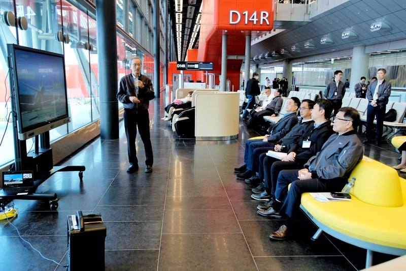 桃園國際機場第3航廈北登機廊廳預計月底正式營運，立法院交通委員會15日前往視察試營運情形，聽取桃機公司簡報，也走一遍旅客在航廈動線，檢查相關設施、設備